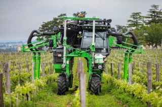« Dans mes vignes larges, le tracteur enjambeur est efficace au désherbage mécanique »